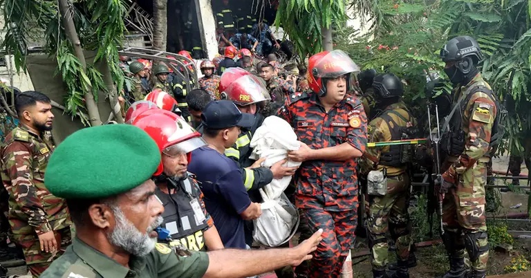 মাইলস্টোন স্কুল অ্যান্ড কলেজ থেকে একজনকে উদ্ধার করে নিয়ে যাচ্ছে ফায়ার সার্ভিস